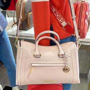 MICHAEL KORS 
Carine Large Pebbled Leather Top Zip Satchel
Powder Blush
NWT